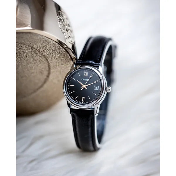 Casio LTP-V002L-1B3UDF női karóra, 25 mm, fekete bőrszíj, ezüst tok, dátum, WR30