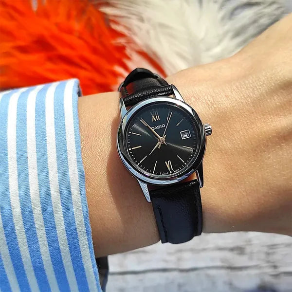 Casio LTP-V002L-1B3UDF női karóra, 25 mm, fekete bőrszíj, ezüst tok, dátum, WR30