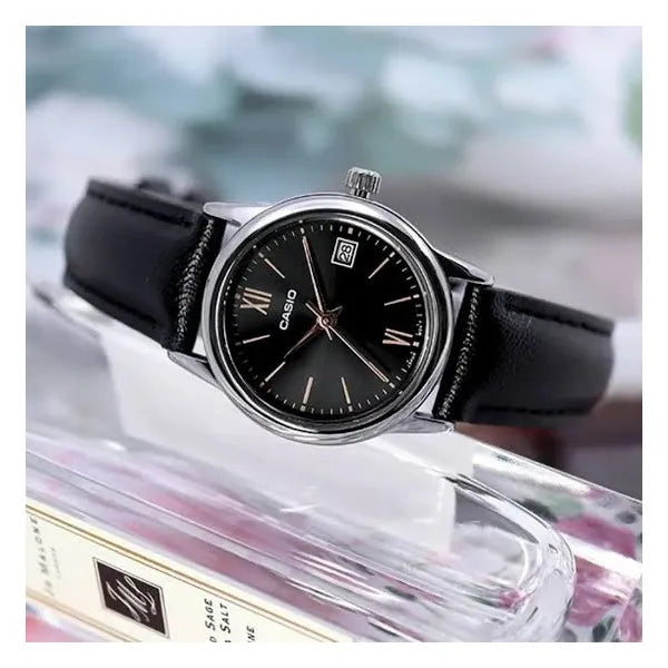 Casio LTP-V002L-1B3UDF női karóra, 25 mm, fekete bőrszíj, ezüst tok, dátum, WR30