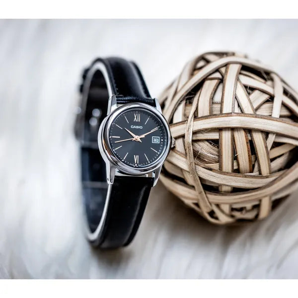 Casio LTP-V002L-1B3UDF női karóra, 25 mm, fekete bőrszíj, ezüst tok, dátum, WR30