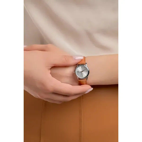 Casio LTP-V002L-7B3UDF női karóra, barna bőrszíj, ezüst számlap, 25 mm, WR30