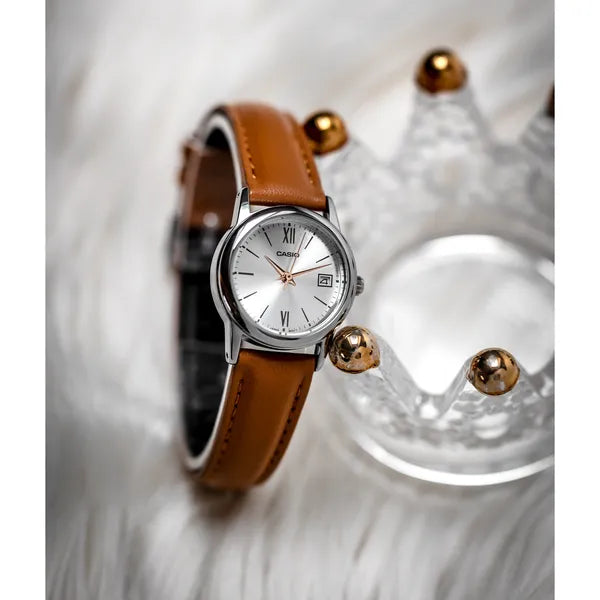 Casio LTP-V002L-7B3UDF női karóra, barna bőrszíj, ezüst számlap, 25 mm, WR30