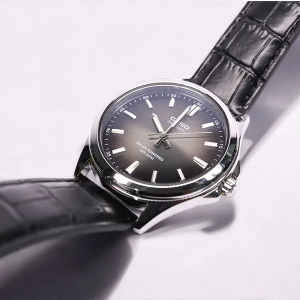 Casio MTS-RS100L-1A férfi karóra, zafírüveg, bőr szíj, 40 mm, WR50, napelemes