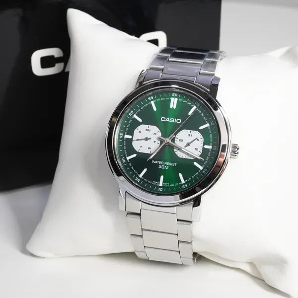 Casio MTP-E335D-3E férfi karóra, zöld számlap, acél szíj, WR50, kvarc 41 mm