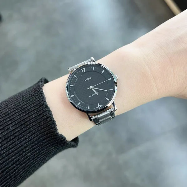 Casio LTP-VT04D-1A női karóra, 35 mm, fekete, acél szíj, WR30 + díszdoboz