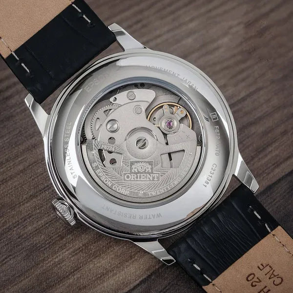 Orient Bambino V4 férfi automata, fekete számlap, bőr szíj, 38 mm, díszdobozzal