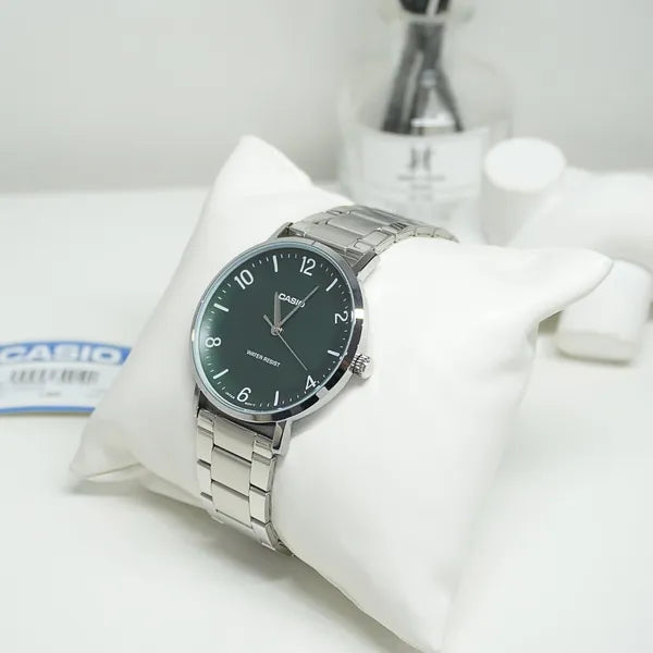 Casio MTP-VT03D-3B férfi karóra, zöld számlap, acél szíj, 40 mm, WR30