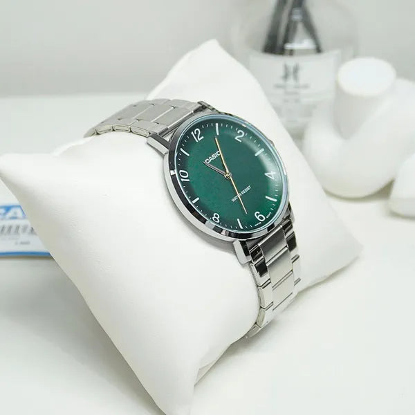 Casio MTP-VT03D-3B férfi karóra, zöld számlap, acél szíj, 40 mm, WR30
