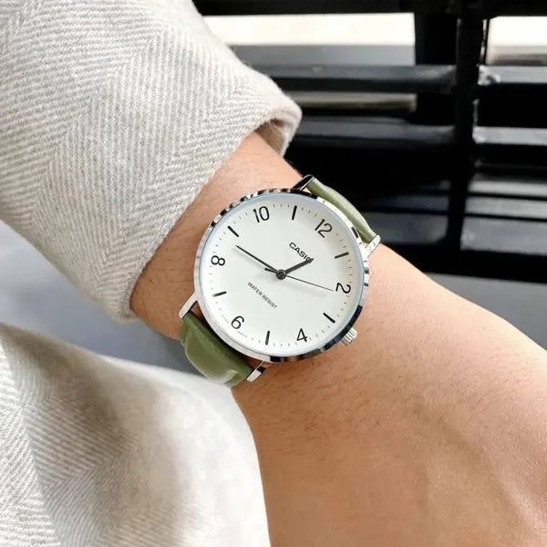 Casio MTP-VT03L-7B férfi karóra, 40 mm, zöld bőrszíj, bézs számlap, WR30