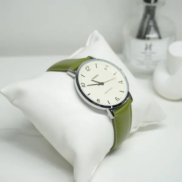 Casio MTP-VT03L-7B férfi karóra, 40 mm, zöld bőrszíj, bézs számlap, WR30