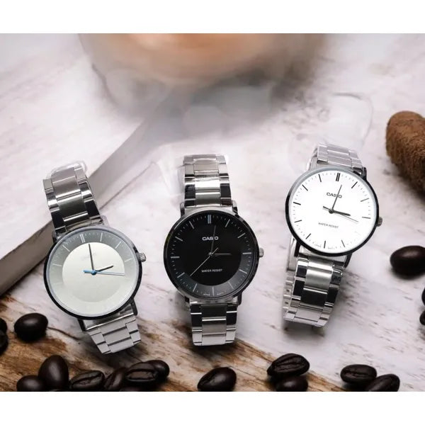 Casio MTP-VT04D-1E férfi karóra 40 mm, acél, fekete számlap, WR30, díszdoboz
