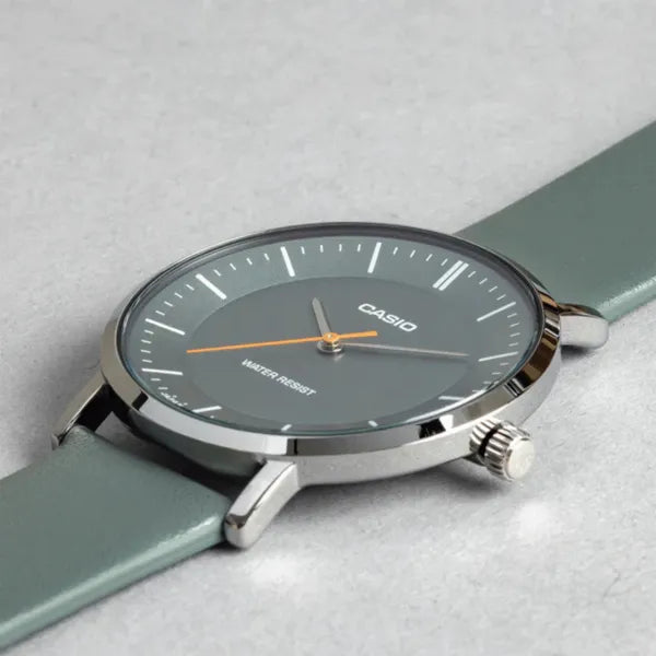 Casio MTP-VT04L-8E férfi karóra, 40 mm, szürke számlap, bőr szíj, WR30