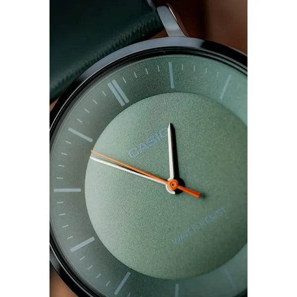 Casio MTP-VT04L-8E férfi karóra, 40 mm, szürke számlap, bőr szíj, WR30