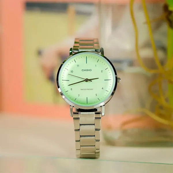 Casio LTP-VT04D-1A női karóra, ezüst acél szíj, fekete számlap, WR30
