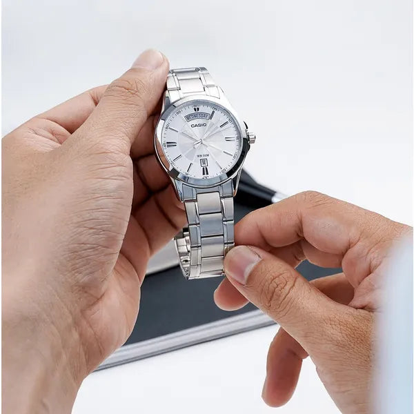Casio MTP-1381D-7AVDF férfi karóra, ezüst, 40 mm, kvarc, WR50, nemesacél