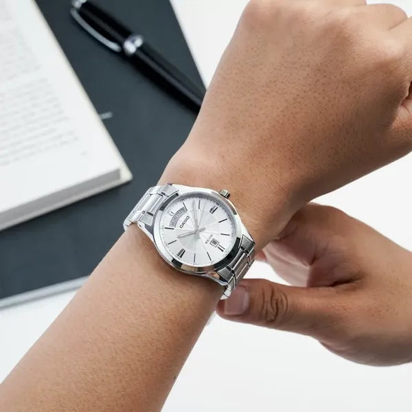 Casio MTP-1381D-7AVDF férfi karóra, ezüst, 40 mm, kvarc, WR50, nemesacél