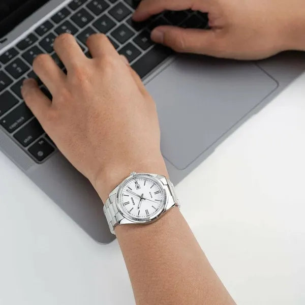 Casio férfi karóra MTP-1302D-7A1, nemesacél szíj, fehér számlap, 38 mm, WR50
