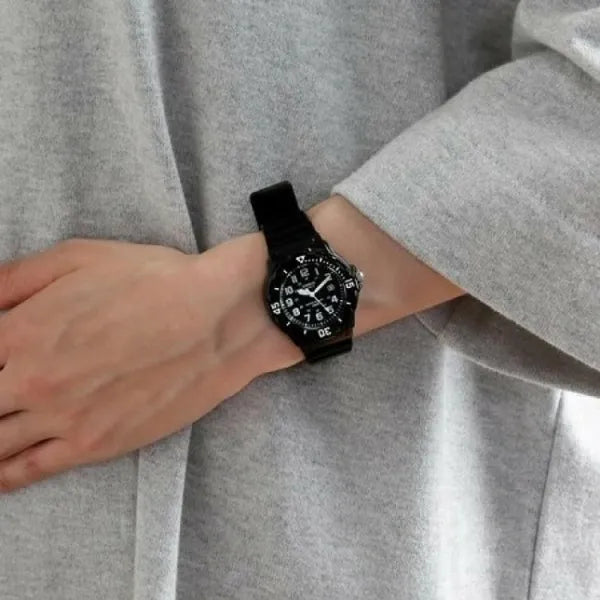 Casio LRW-200H-1BV női karóra, fekete, 33 mm, WR100, kvarc, gyanta