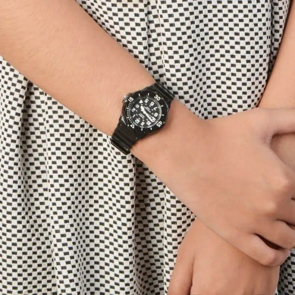 Casio LRW-200H-1BV női karóra, fekete, 33 mm, WR100, kvarc, gyanta