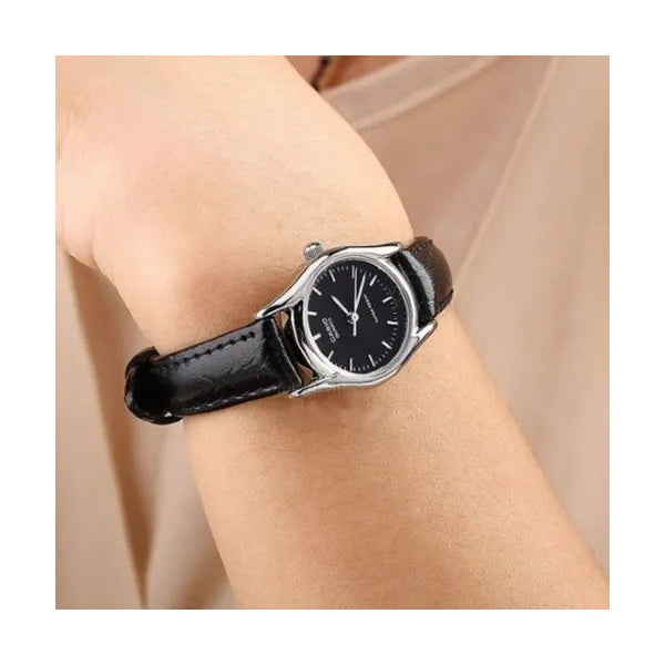 Casio LTP-1094E-1ARDF női karóra, fekete számlap, bőrszíj, WR30 + díszdoboz
