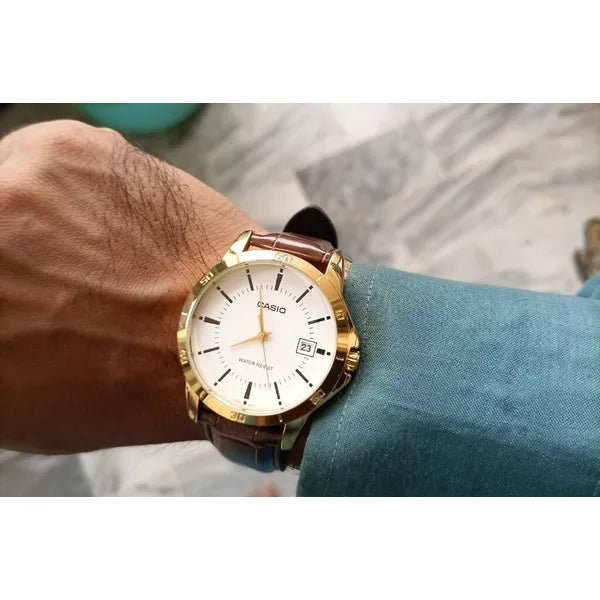 Casio MTP-V004GL-7A férfi karóra, arany tok 42 mm fehér számlap, bőr szíj, kvarc