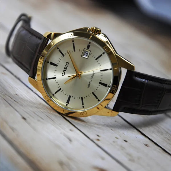 Casio MTP-V004GL-9A férfi kvarc karóra, 42 mm, bőr szíj, arany számlap, WR30